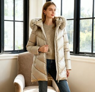 Cozy beige midi  gewatteerde winterjas met shiny look