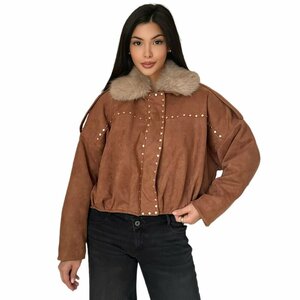 Trendy camel bomber jacket in leatherlook versierd met nailheads