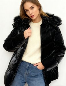 Sportieve korte zwarte pufferjas met glans