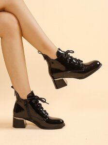 Zwart lak enkellaarsje Cilona