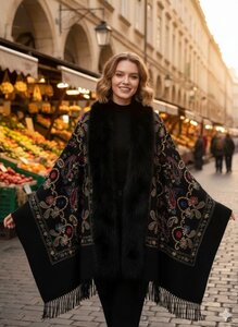 Poncho beige en laine mélangée avec imprimé floral