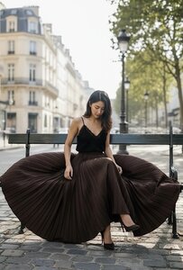 Longue jupe plissée marron foncée en satin ultra-doux