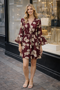 Prachtige korte bordeaux-beige wikkeljurk met bloemen print 