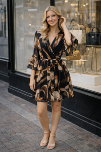 Prachtige korte zwart-bruine wikkeljurk met bloemen print 