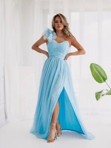 Robe longue en tulle bleu clair à une épaule