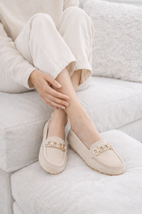 Beige suede mocassin Cora met gouden decoratie