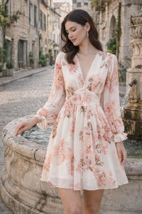 Mooie korte elegante wit-rose jurk met bloemen print