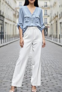 Chemisier bleu clair en denim ultrasoft pour femme, avec col en V et poches poitrine – haut élégant et décontracté