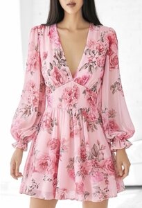 Robe rose fleurie à manches longues et col V