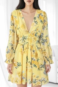 Robe jaune fleurie à manches longues et col V