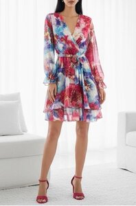 Jolie robe courte multicolore cache-cœur à motif floral