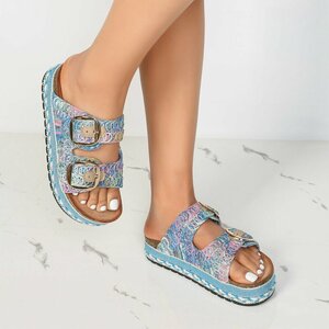 Blauwe plateau slippers Cendi met gesp en borduurdetails