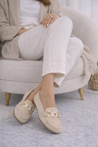Elegante beige suède loafers Vima met gouden detail en strass