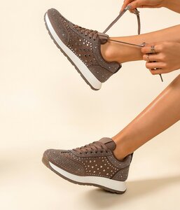 Bruine sneakers met strass details – trendy & comfortabel