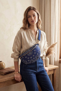 Stijlvolle blauwe heuptas met verstelbare schouderband