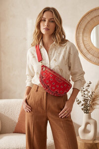 Stijlvolle rode heuptas met verstelbare schouderband