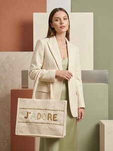 Elegante beige shopper met geborduurde parelletters