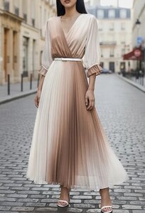 Sierlijke beige-taupe mix maxi plisse jurk.