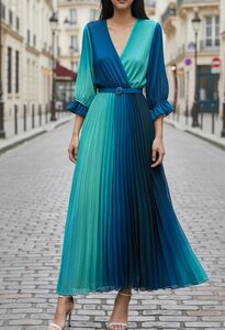 Sierlijke blauw-groen mix maxi plisse jurk.