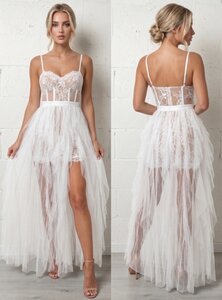 Witte tule jurk met nude ondertoon, split en kanten corset