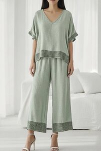 Kakigroene viscose set met gehaakte details