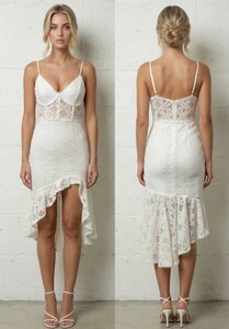 Witte kanten midi jurk met asymmetrische zoom