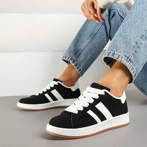 Zwarte lage sneaker Hesly met witte strepen