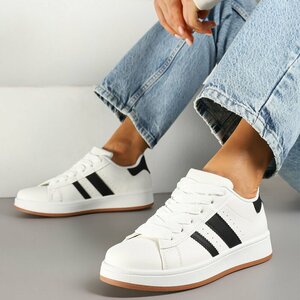Witte lage sneaker Hesly met zwarte strepen