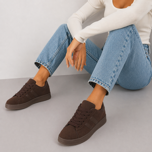 Donkerbruine lage sneaker Hesly met strepen