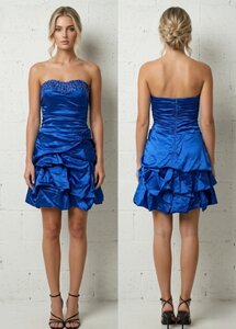 Koningsblauwe satijnen strapless cocktailjurk met strass en volumineuze rok