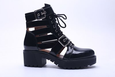Zwarte lak veterboots met gespen en cut-out details- Runa