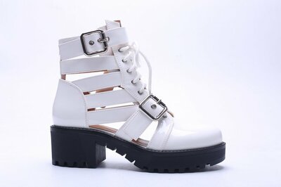 Witte lak veterboots met gespen en cut-out details- Runa