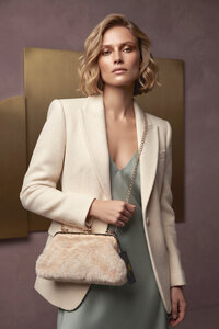 Beige faux fur schoudertas met gouden ketting