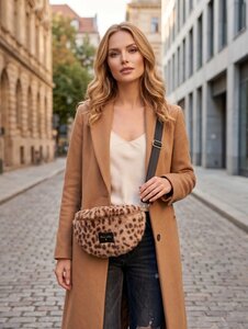 Beige faux fur schoudertas met luipaardprint