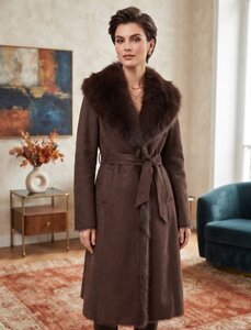Long manteau marron suède avec col en fausse fourrure marron