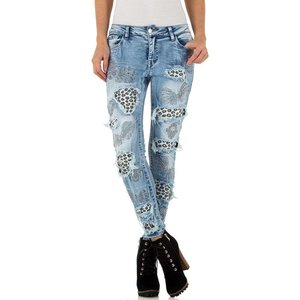 Destroyed bleu jeans met versiering en leopard print.