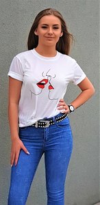 Witte T-shirt kissing lips